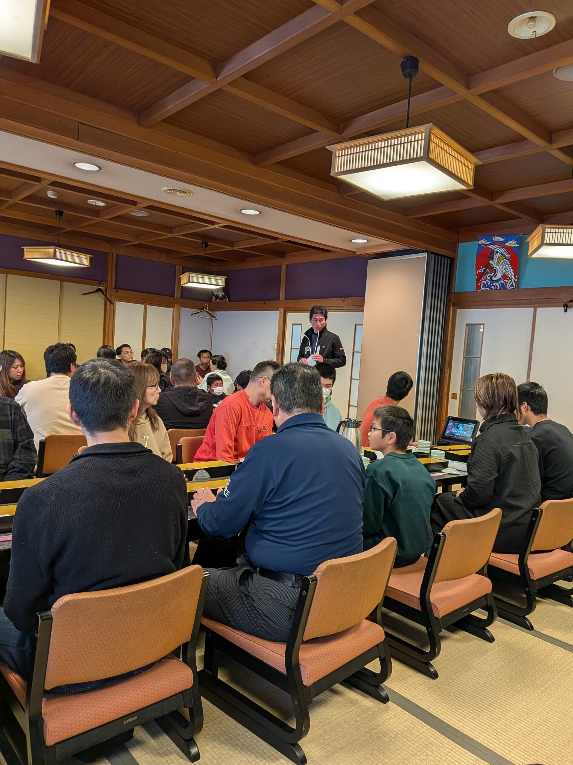 社員旅行 初日昼食 社長挨拶の様子