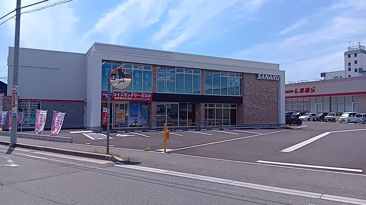 甚目寺店が入る建物の全景と駐車場