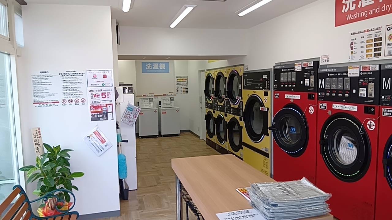 甚目寺店の店内全体。たたみ台とベンチを備えた待合スペース