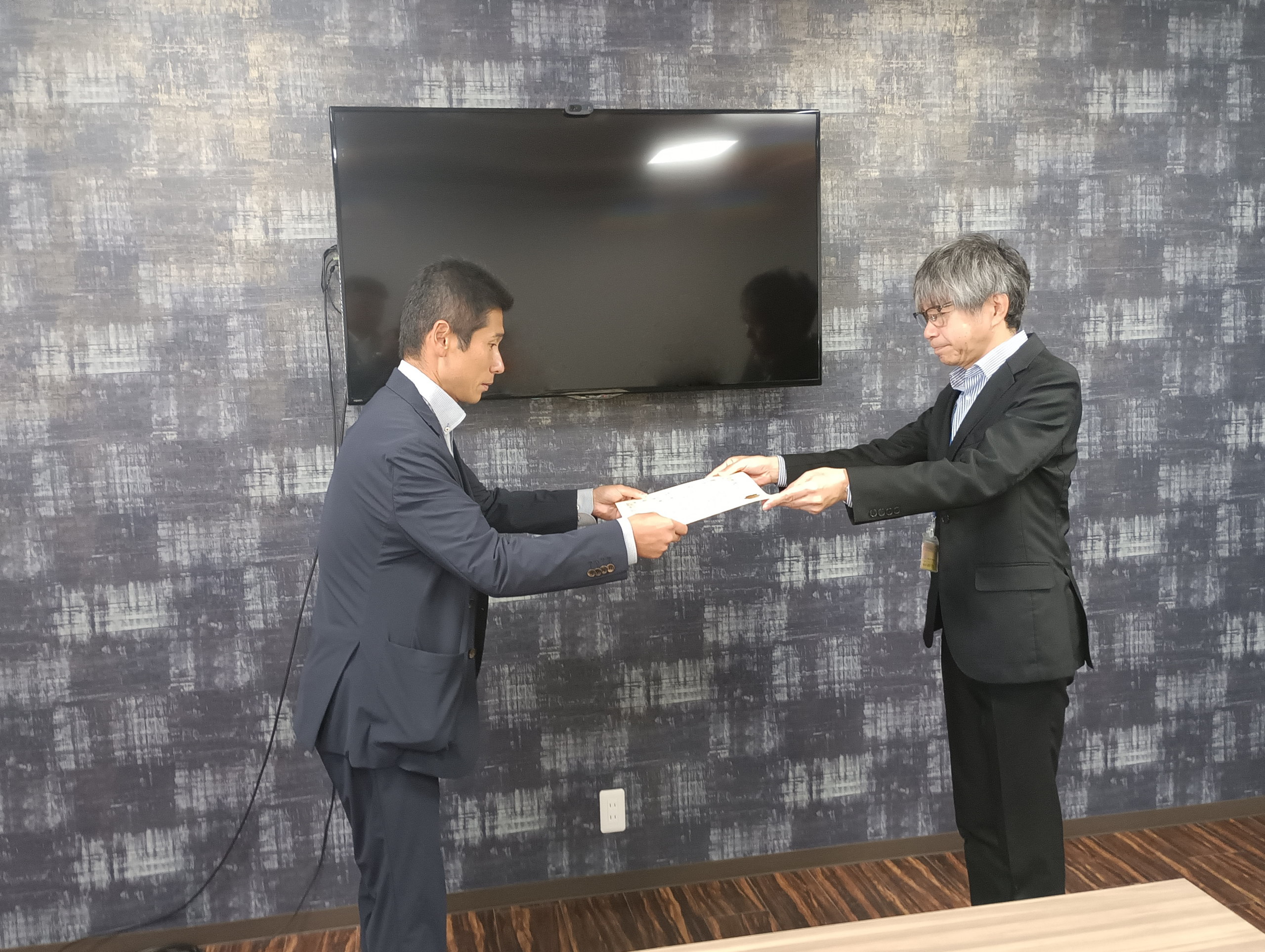 岡山国道事務所長よりボランティアロードの感謝状を授与される様子